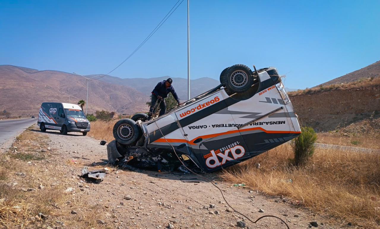 [VIDEO] Se vuelca carro de paquetería en bulevar 2000