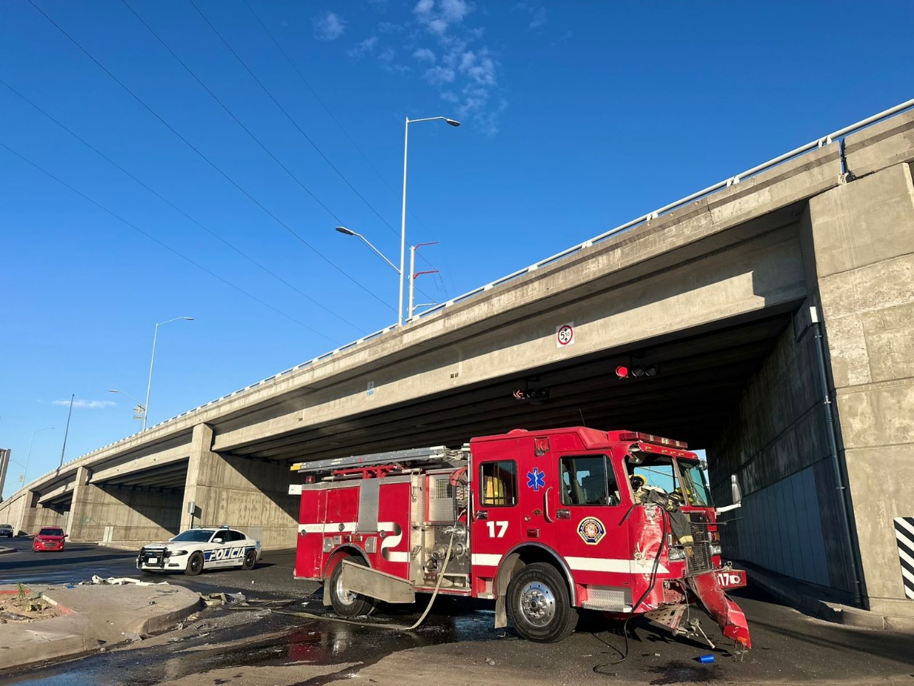 Accidente entre autobús y máquina de bomberos deja 15 lesionados en Mexicali