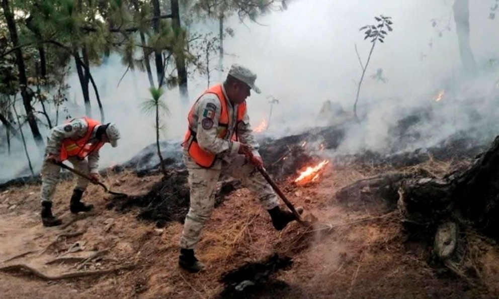Supervisa AMLO operativos de control sobre incendio en Valle de Bravo
