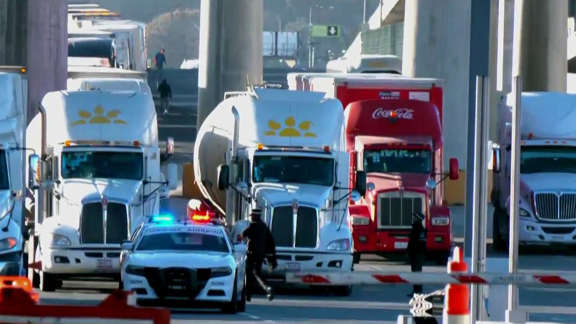 Realizan transportistas bloqueo en carreteras