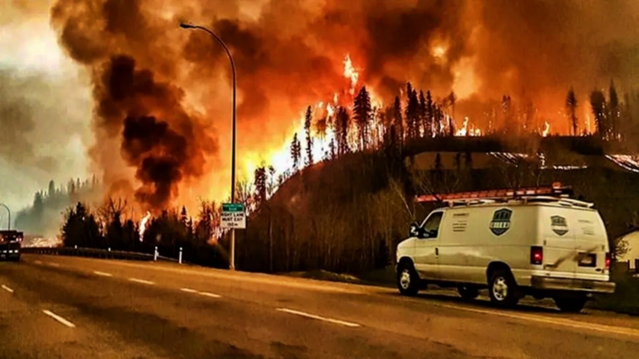 Obligan incendios forestales a una evacuación masiva: Canadá