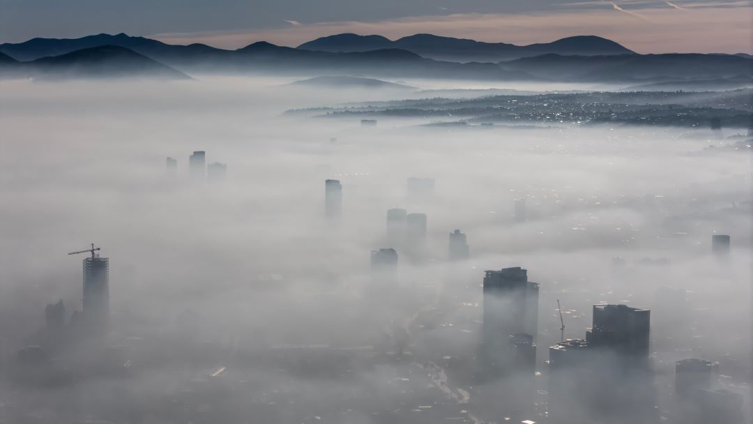 La neblina, que cubrió toda la ciudad desde la madrugada, comenzó a disiparse lentamente alrededor de las 9:00 de la mañana