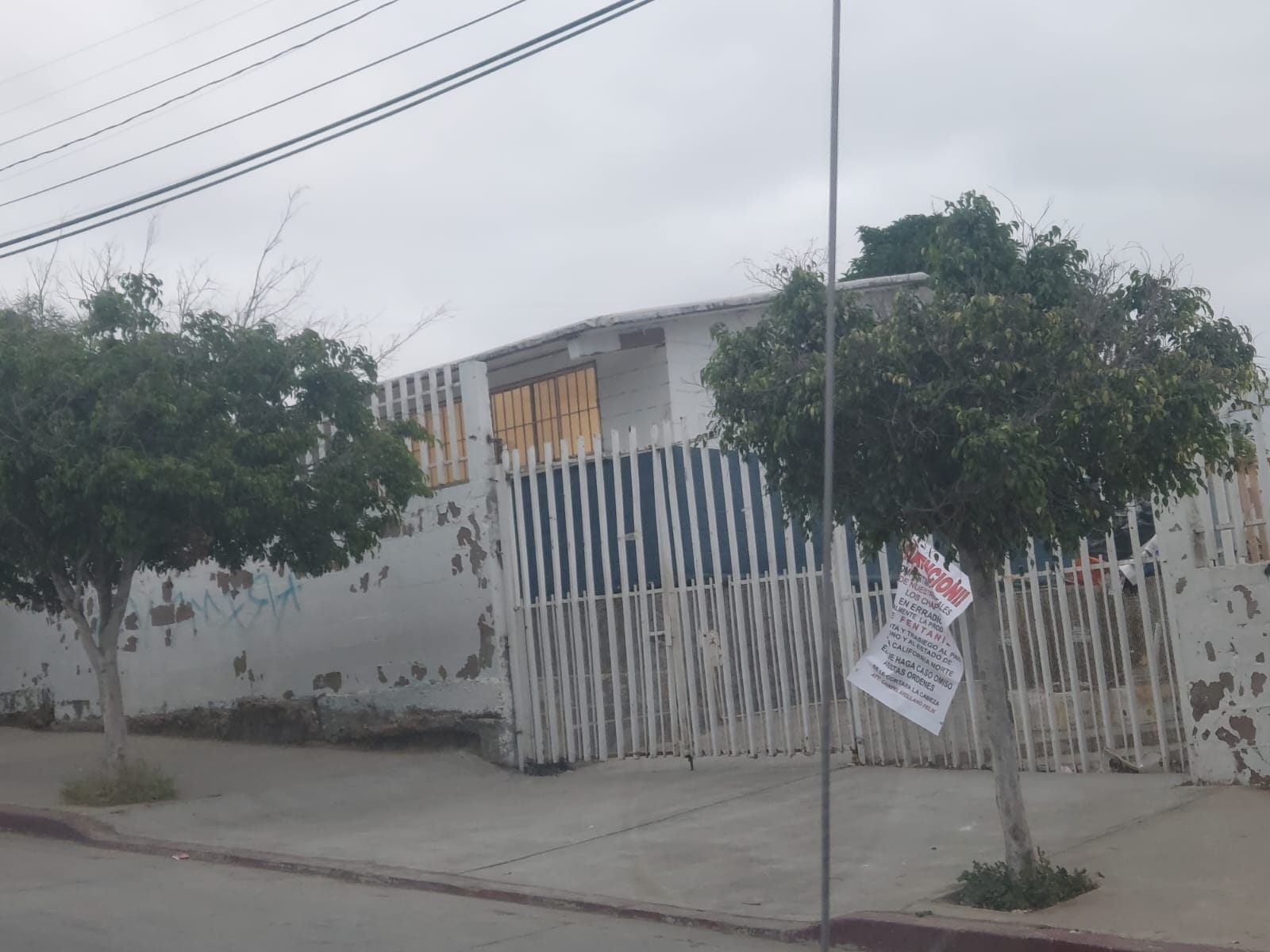 Aparecen ‘narco mantas’ en escuelas de Tijuana y Tecate