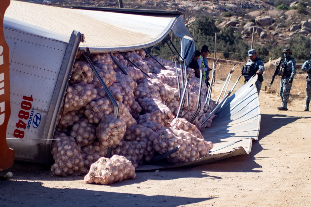 Tráiler cargado de cebollas se vuelca en carretera Tecate-Ensenada