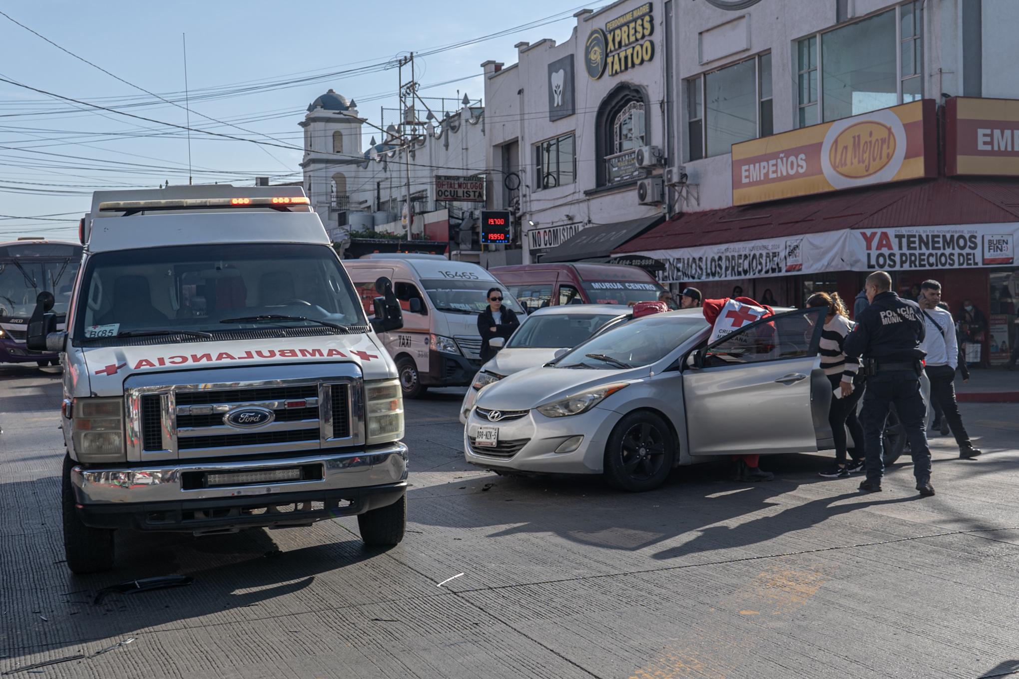 [VIDEO] Semáforo apagado provoca choque en la calle tercera: Tijuana