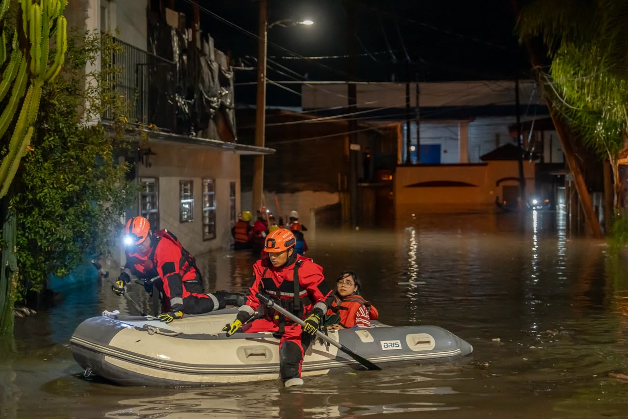 Inundación deja atrapadas a ocho personas en viviendas de Tijuana