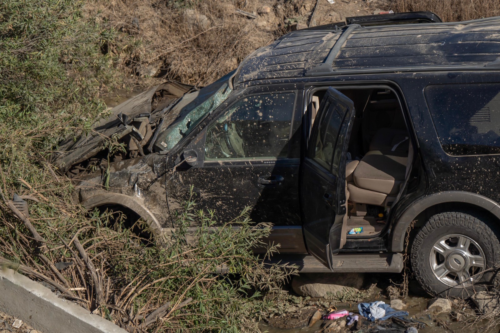 [VIDEO] Se vuelca camioneta con familia a bordo tras choque: Tijuana