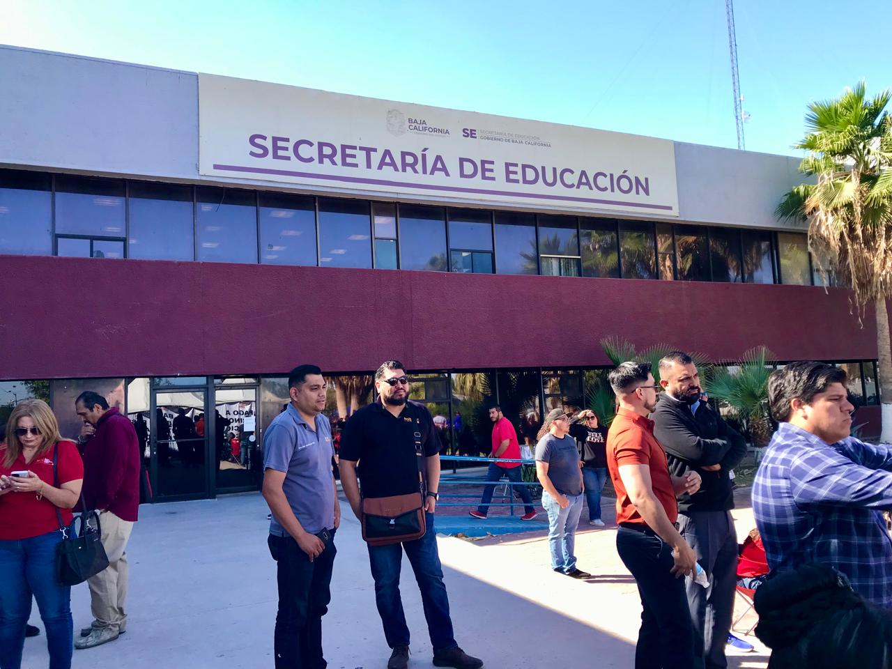 Docentes de Mexicali se manifiestan exigiendo el pago de adeudos de 157 millones de pesos