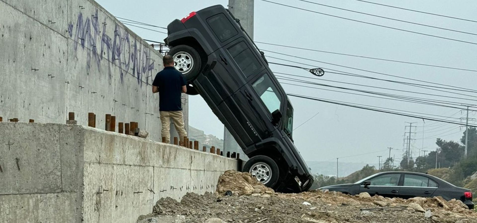 VIDEO] Se equivoca conductor y cae en puente sin terminar: Tijuana