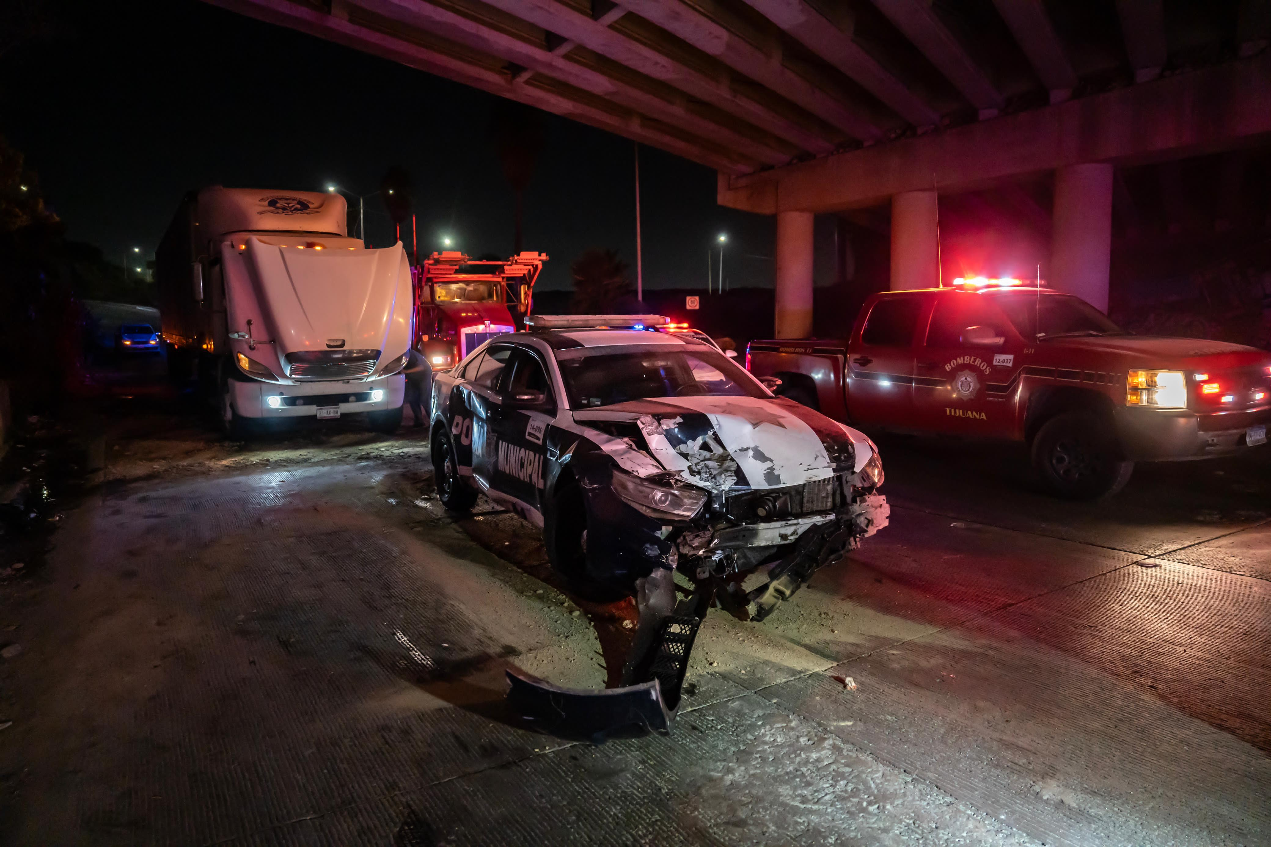 [VIDEO] Choca patrulla contra un tráiler; iba en presunto exceso de velocidad: Tijuana