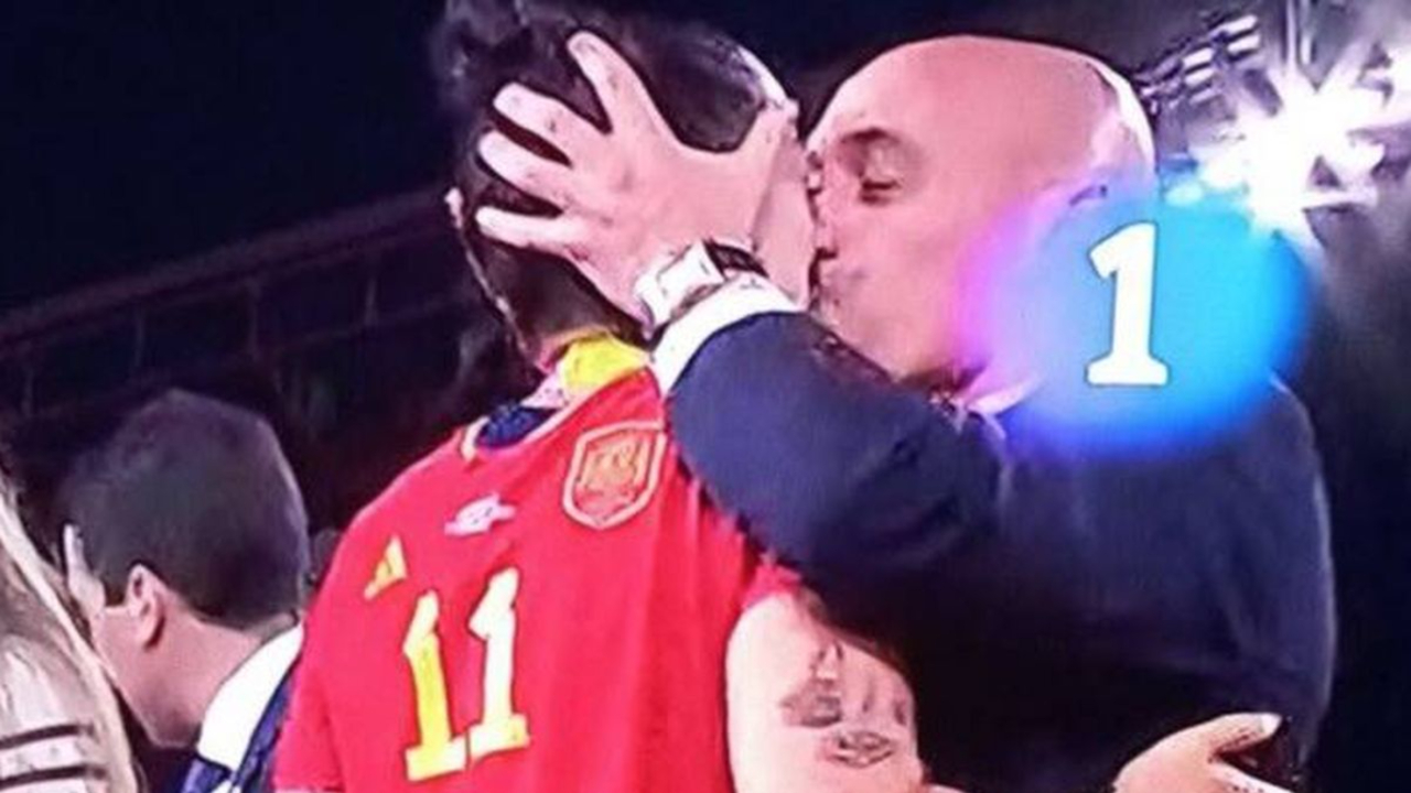 [VIDEO] “El beso de la polémica”; Luis Rubiales se roba el protagonismo