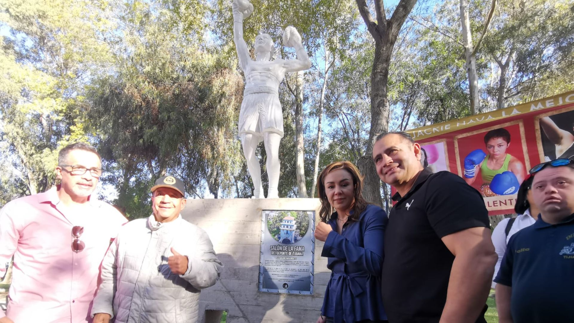 Develan estatua de Jackie Nava en jardín del Salón de la Fama de Deporte de Tijuana