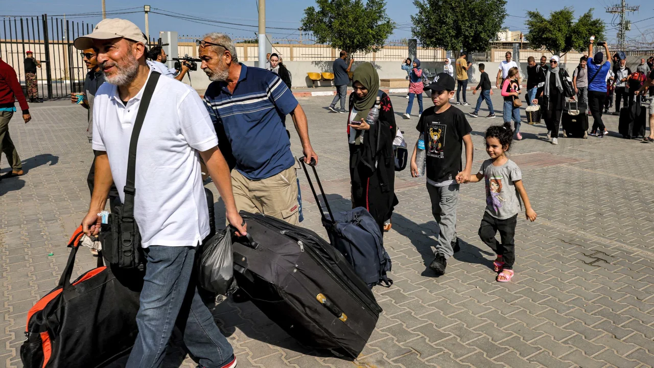 Personas cruzando la frontera de Rafah el 1 de noviembre IFOTO: Mohammed Abed/AFP