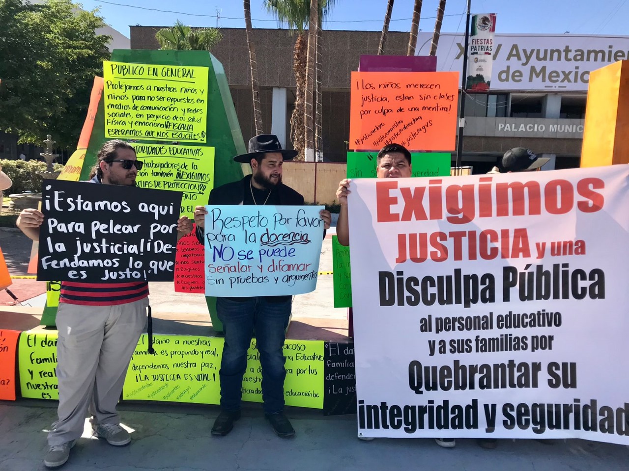 Manifestantes exigen justicia para maestro acusado de abuso sexual: Mexicali