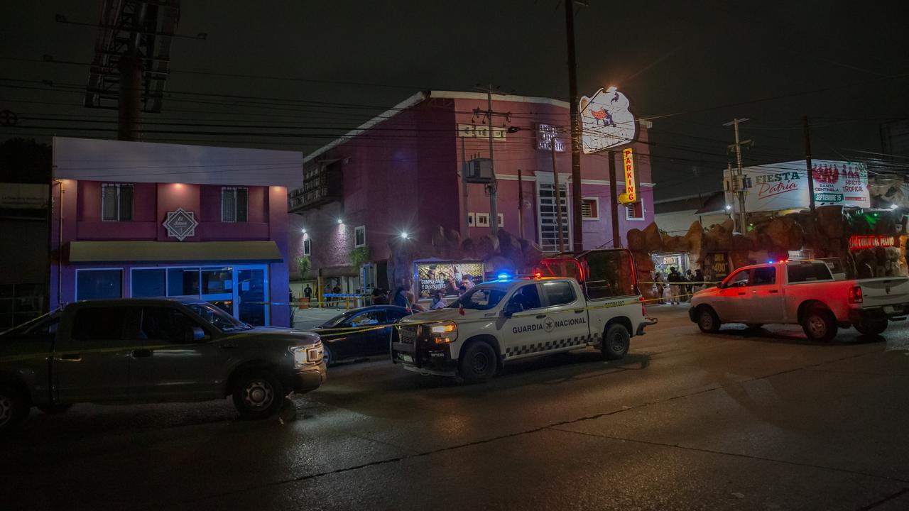 [PHOTOS] A head and a car with alleged "narcomessage" left at La Cueva del Peludo Bar