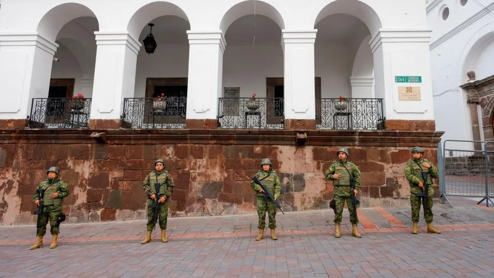 Soldados resguardando el Palacio Nacional, en Quito, capital del país IFOTO: Reuters