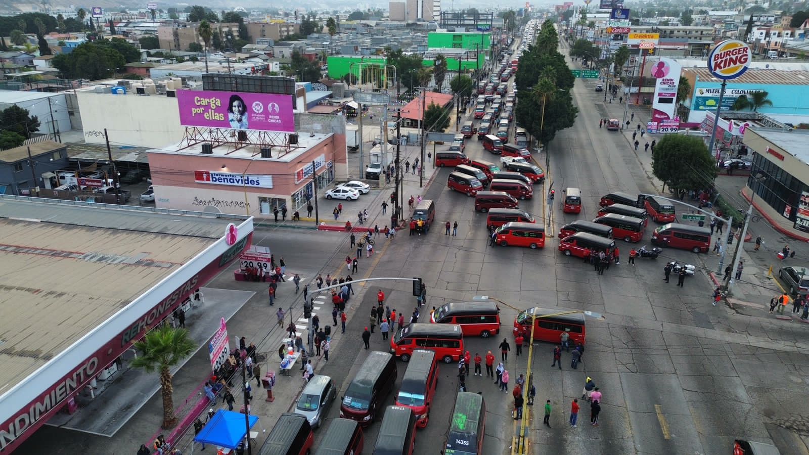 [VIDEO+GALERÍA] Bloquean 5 y 10 por manifestación de taxis rojos