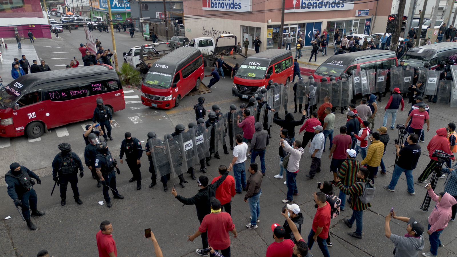 [VIDEO+GALERÍA] Se "agarran" a golpes y pedradas policías contra taxistas: Tijuana