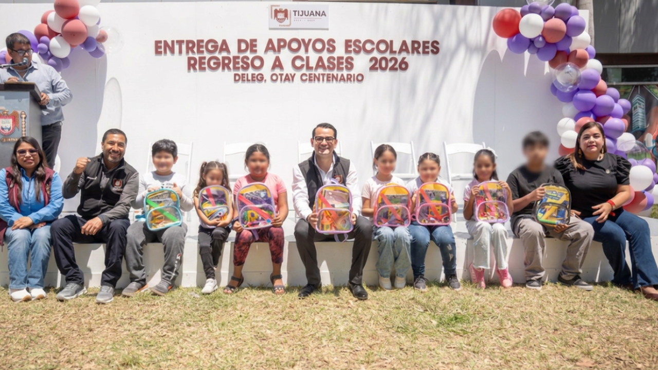 Entregan 200 paquetes de útiles escolares a familias de Otay Centenario