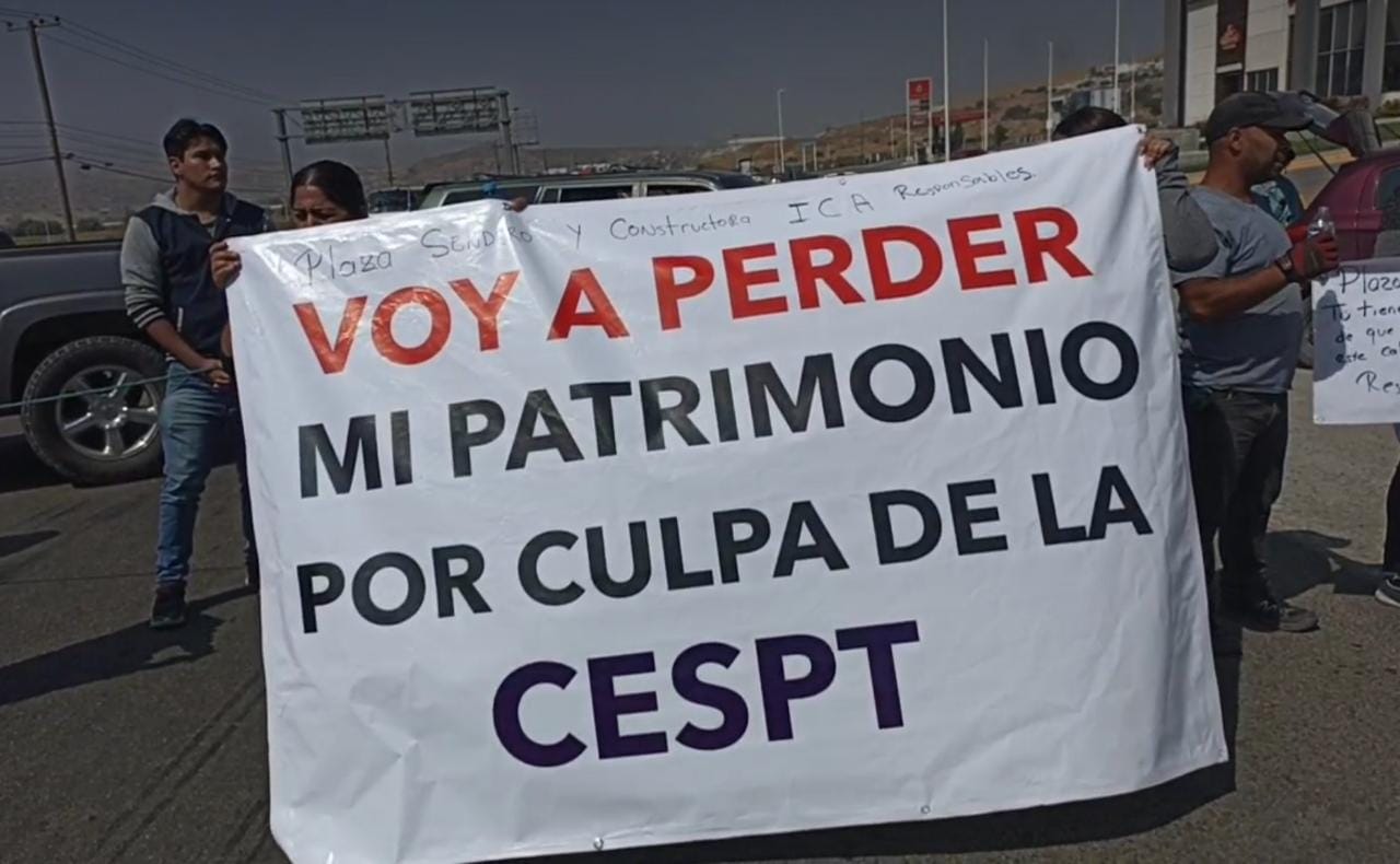 [VIDEO+IMAGEN] “Voy a perder mi patrimonio por culpa de la Cespt”, manifestación en carretera Tijuana-Tecate