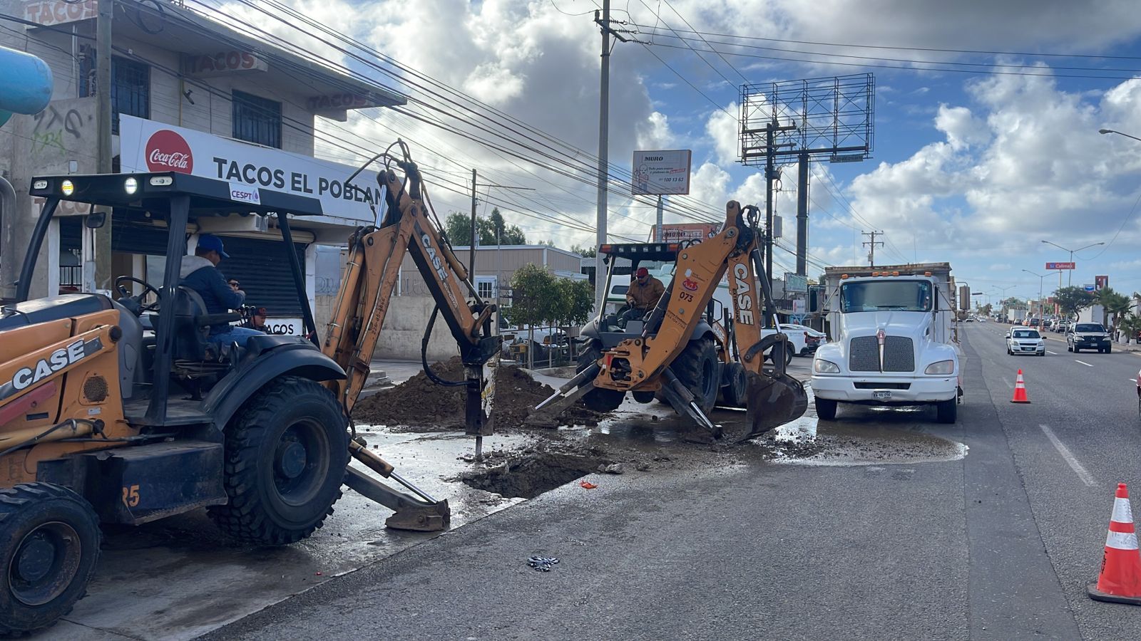 Trabajan en coordinación CESPT y Telnor para la reparación de fuga de agua en Rosarito