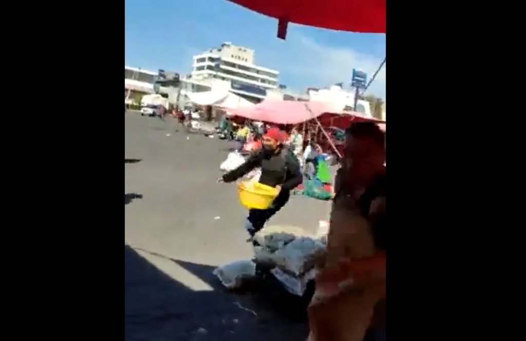 Al escuchar las fuertes detonaciones un hombre comentó “hay hasta granadas” mientras que una mujer gritaba en repetidas ocasiones que había que escapar “¡Vámonos! ¡Corre!” gritó e incluso le dijo a un comerciante que se olvidara de su camioneta, que tenía