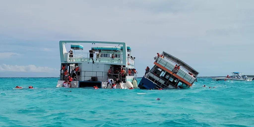 [VIDEO] Se hunde ferry con al menos 50 personas