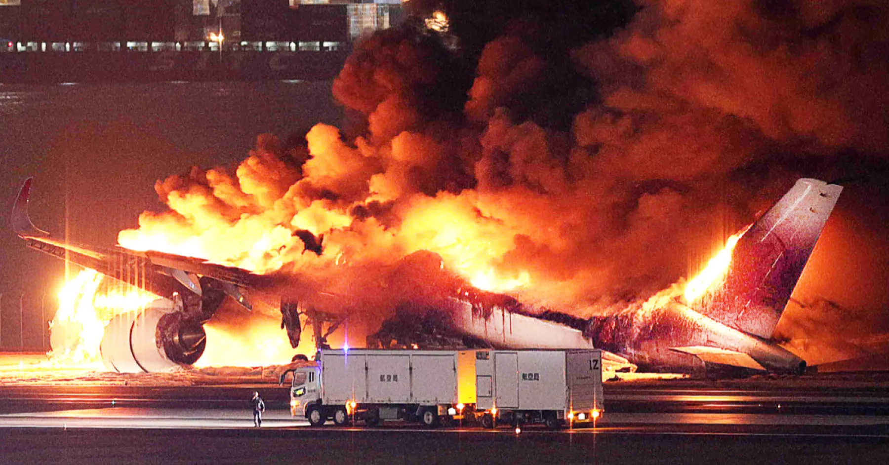 Cancelan vuelos por choque de aviones en Tokio