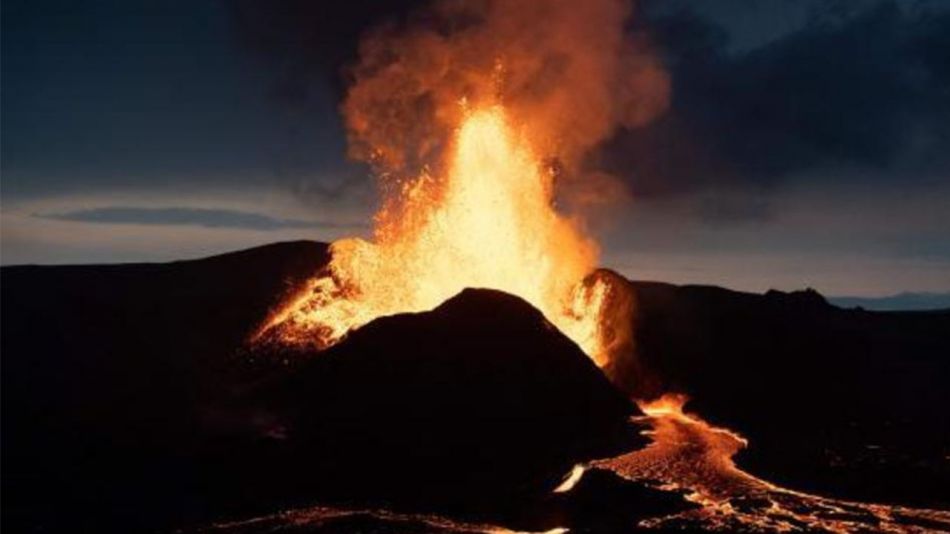 Alertan posible erupción volcánica tras sismos: Islandia