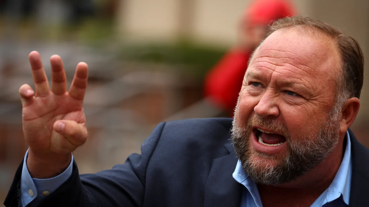 Alex Jones pagará mil millones de dólares por difamación