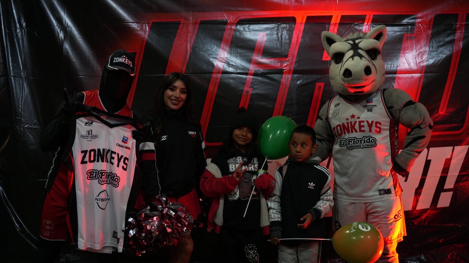 Aficionados disfrutan del 1er Juego de Zonkeys en la Avenida Revolución