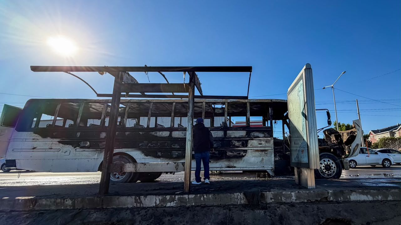 TIJUANA: Se incendia camión de transporte de personal frente a la Clínica 36 del IMSS
