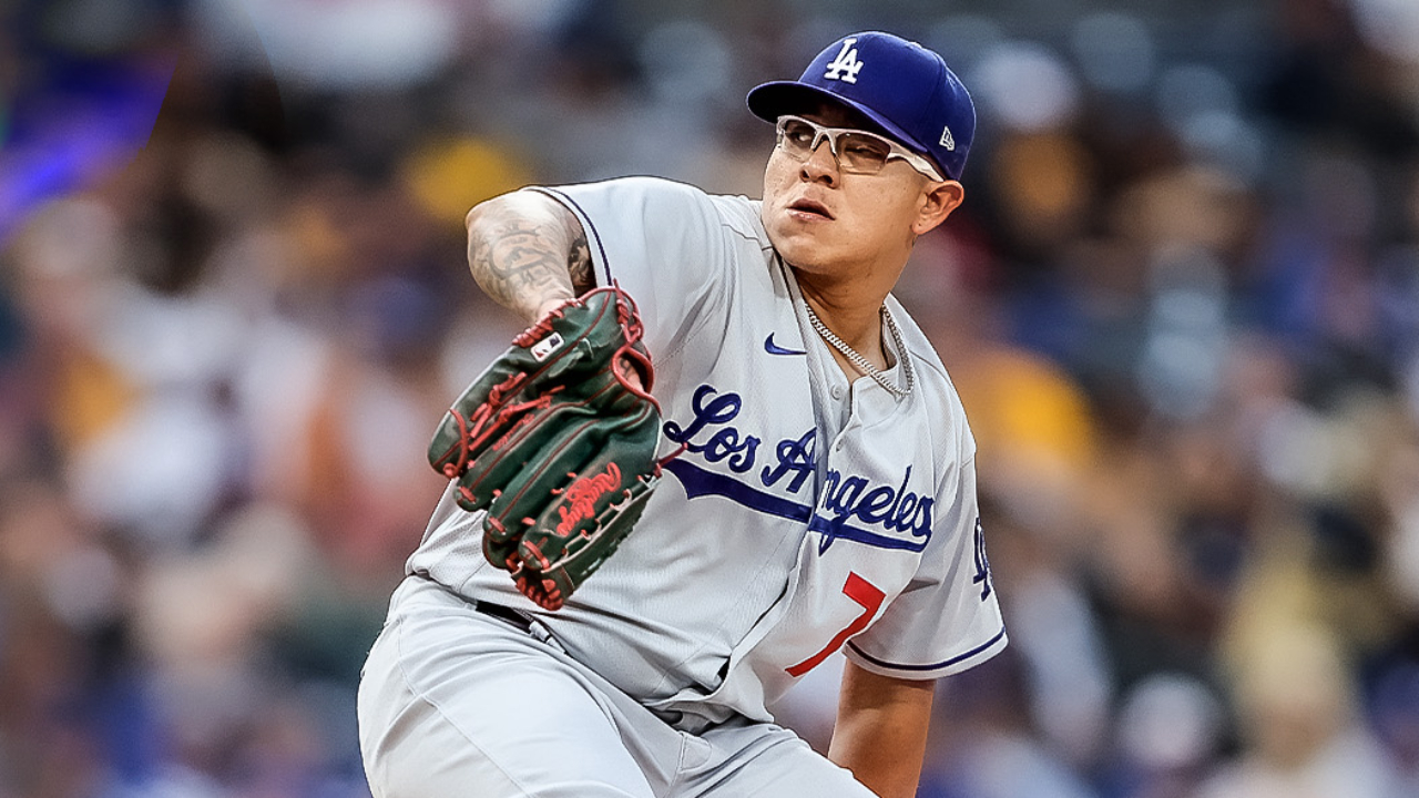 Julio Urías acaricia el título que ningún mexicano había podido ganar, el título de carreras limpias admitidas en la MLB. (Foto: Twitter @Dodgers)