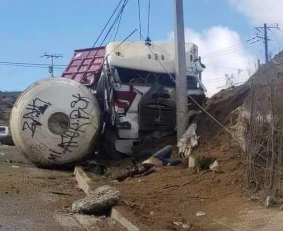 Muere chófer de camión de carga sobre la Av. García en entronque hacia blvd. 2000