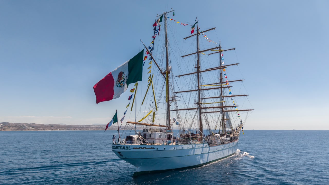 Buque Escuela de la Armada de México pasa frente a Playas de Tijuana