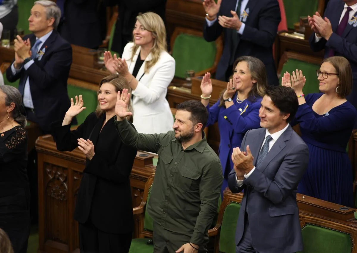 Volodímir Zelenski, presidente de Ucrania y Justin Trudeau, presidente de Canadá, durante la ovación al veterano nazi IFOTO: Patrick Doyle/The Canadian Press