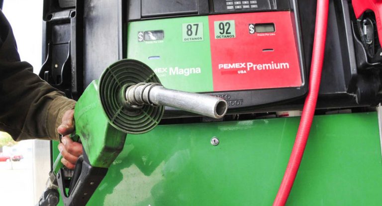 Restar apoyo fiscal a los combustibles significa que las y los consumidores deberán pagar más al cargar los tanques de sus autos, esto porque el apoyo para el pago del Impuesto Especial sobre Producción y Servicios será más bajo.