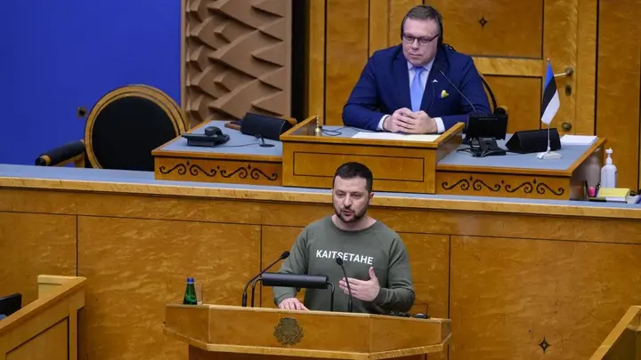 Volodímir Zelenski, enfrente, durante una conferencia de prensa en Estonia; acompañado del portavoz de la cámara Lauri Hussar, detrás. IFOTO: Raigo Pajula/AFP