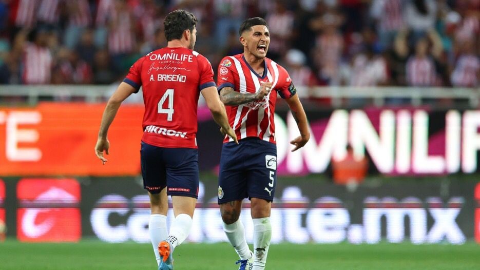 "El Pocho" Guzmán le pone la muestra a Cocca con Chivas IFOTO: TT @Chivas