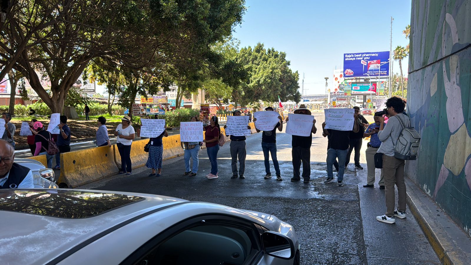 [VIDEO] Bloquean maestros de CECyTE BC garita de San Ysidro