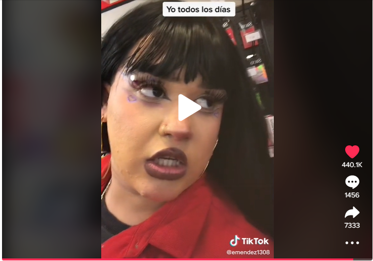 Gracioso vídeo de empleada de Oxxo causa gracia en redes sociales