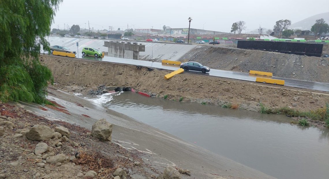 Cierran terraplén por lluvias