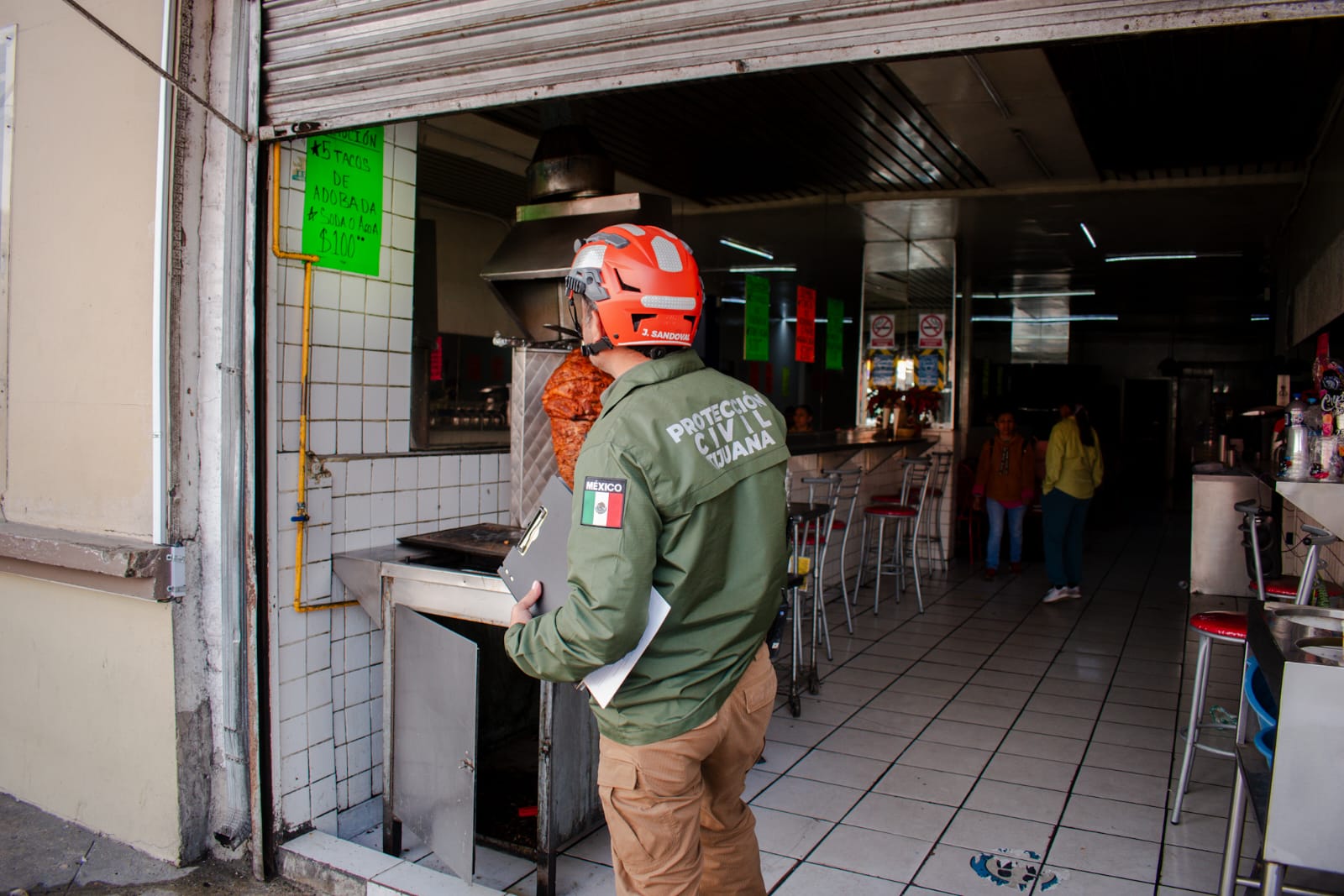 [VIDEO] Explota local de tacos y mujer sufre quemaduras