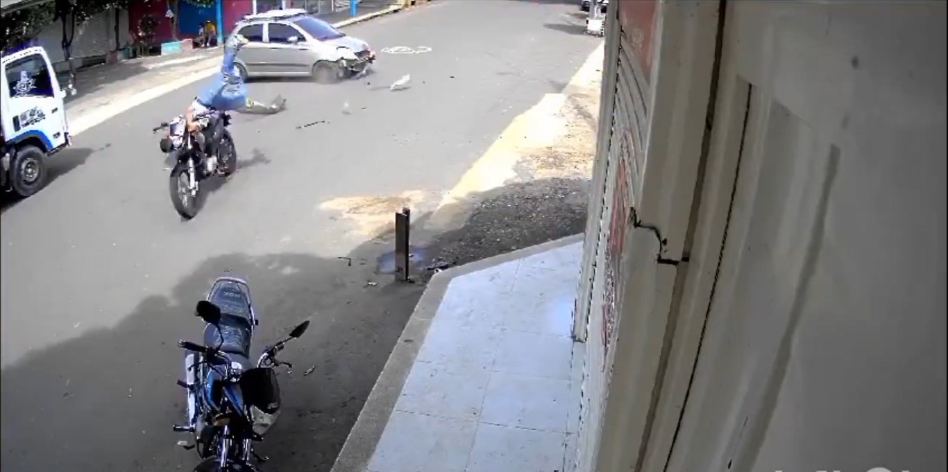 [VIDEO SENSIBLE] Motociclista se amputa una pierna en accidente