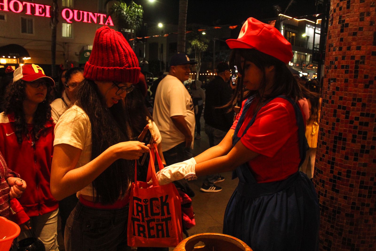 Tijuanenses abarrotan la revolución para festejar Halloween