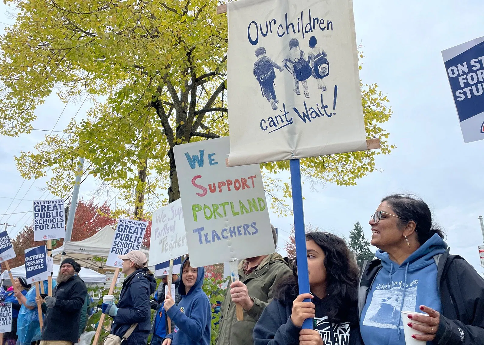 Profesionales de la educación en Portland se encuentran en huelga