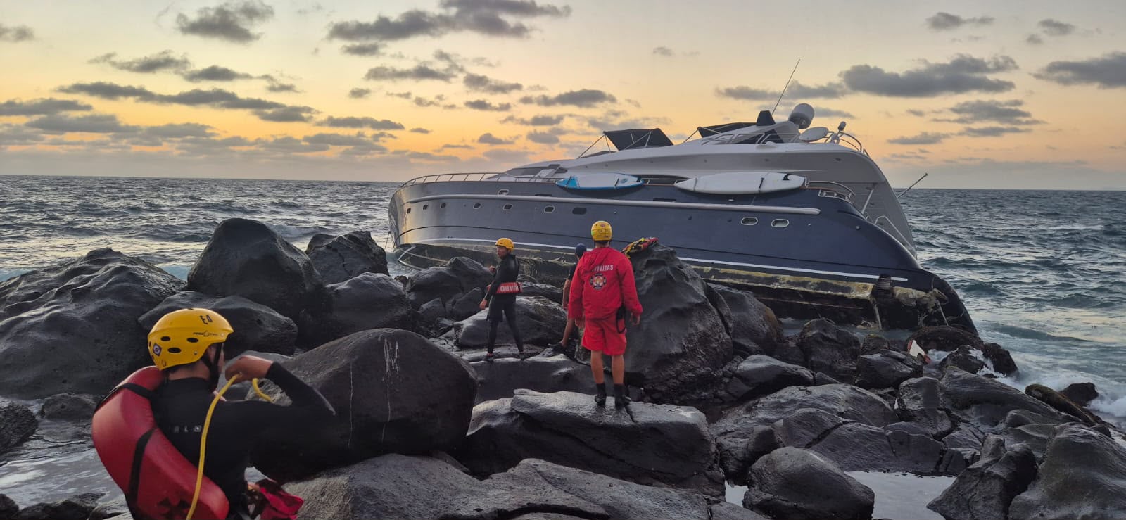 ENSENADA: Encalla yate en La Salina y rescatan a tres estadounidenses