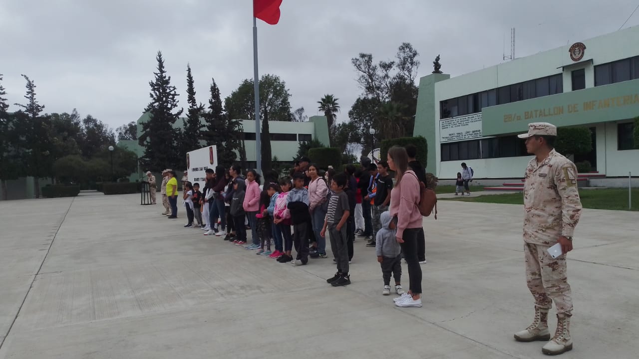 Reciben soldados a niños de casas hogar