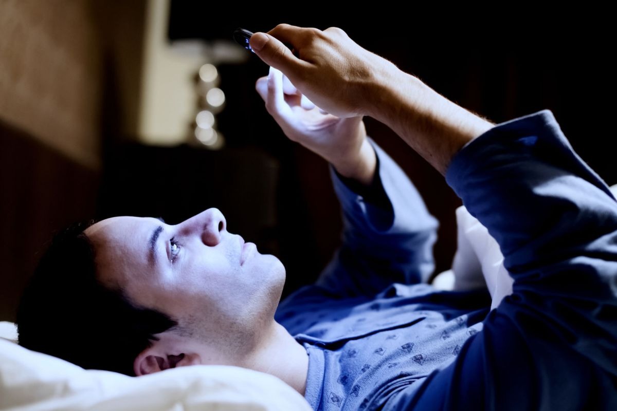¿Eres de las personas que no puede dormir sin su celular cerca?