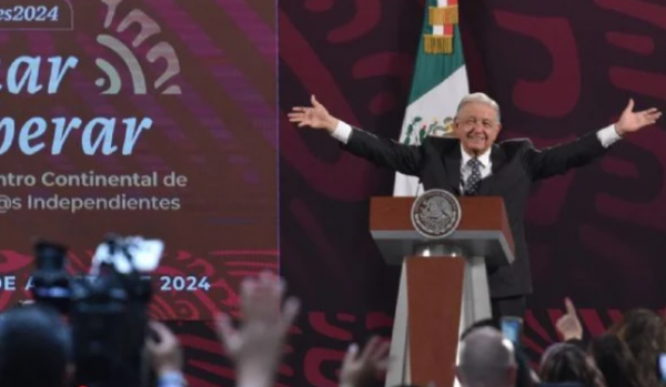 Recibe AMLO aplausos en evento de youtubers y periodistas independientes